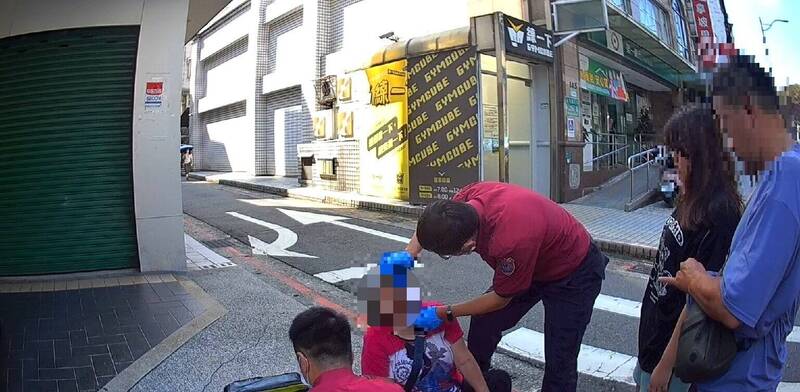 牽腳踏車遭絆倒摔傷臉腿 內湖警巡邏協助送醫
