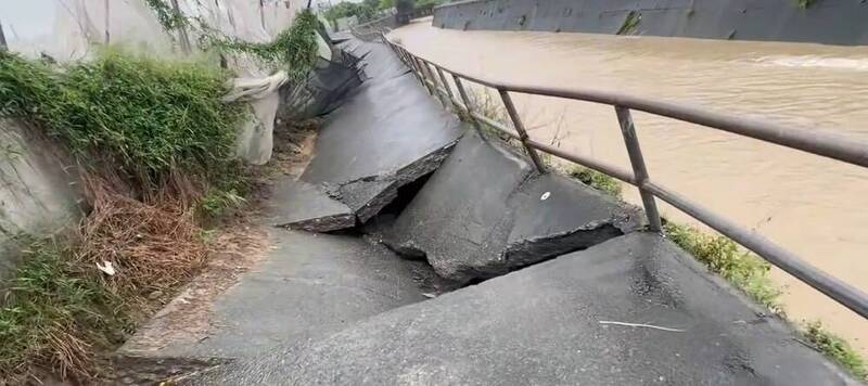 高雄大社中圳溪溝堤防坍塌近百米 前鎮公車陷入坑洞