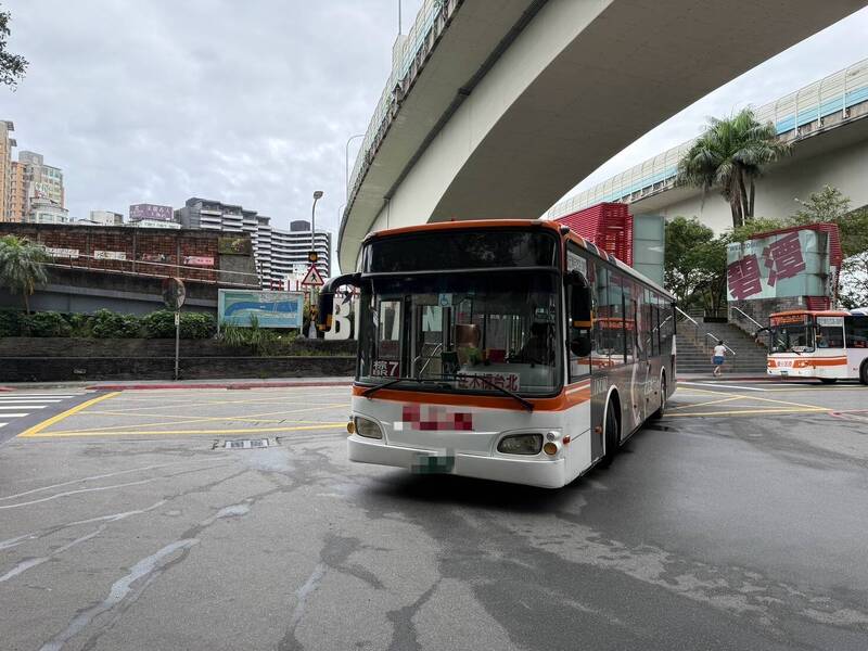 新店捷運公車總站事故! 行人遭撞腦出血昏迷 女乘客跌倒受傷