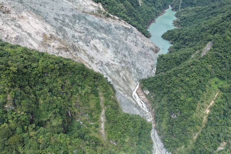花蓮萬里溪堰塞湖溢流口「變寬」 水位緩慢下降