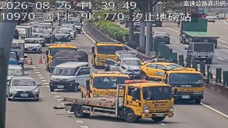 國1汐止段3車追撞 2人受傷送醫