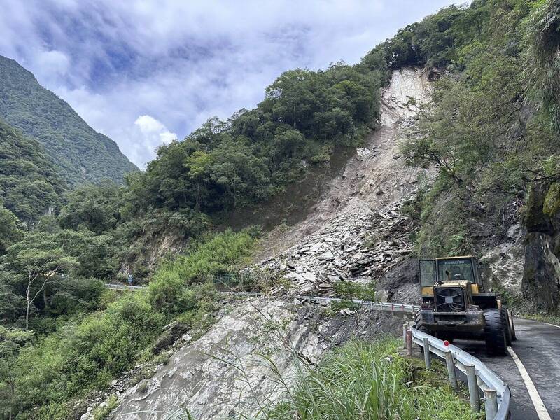 中橫台8線坍方1000噸土石擋路 預計下午4點搶通