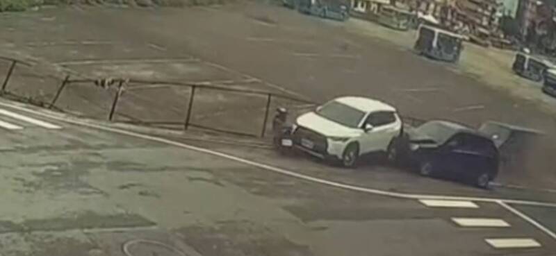 直撞3車!基隆休旅車「突偏右撞毀車頭」 母嚇壞:要讓10歲女兒下車