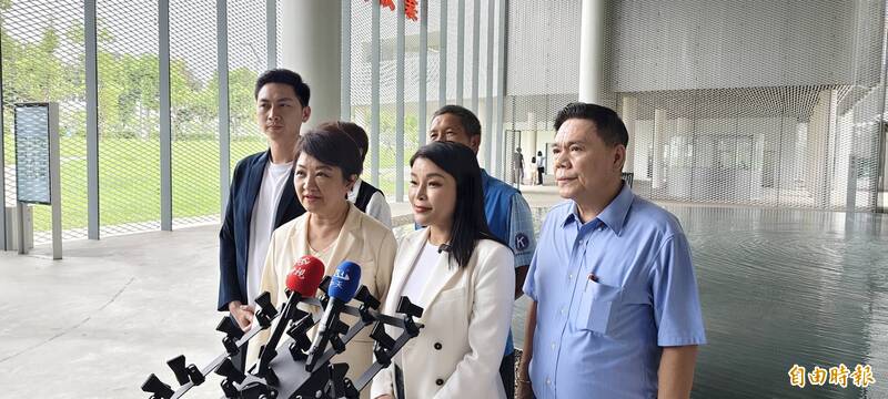 張嘉郡捐薪買月餅!綠美圖同框被問「社福禮盒較勁」 盧秀燕笑了