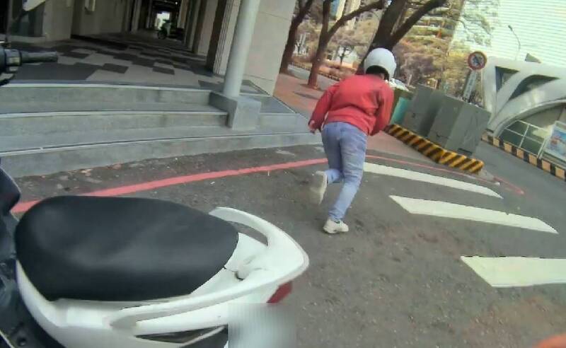 報廢機車路上跑被警攔查 騎士棄車狂奔竟是「失聯移工」