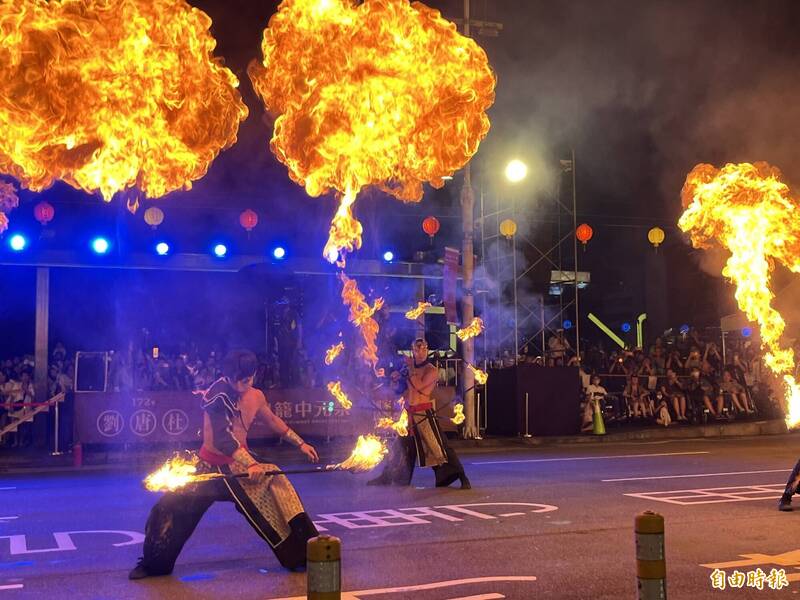 鷄籠中元祭放水燈遊行 火舞「寶島烈焰」+花車點亮街頭