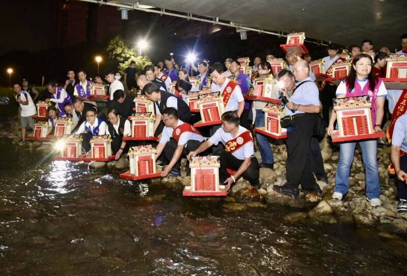 南崁五福宮放水燈祈福 五大庄中元普度登錄桃市「無形文化資產」