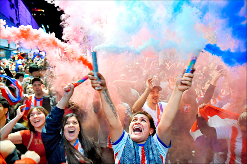 中英對照讀新聞》Paraguay declares national holiday after team shock Germany at World Cup 巴拉圭在世界盃足球賽意外擊敗德國後宣布全國放假
