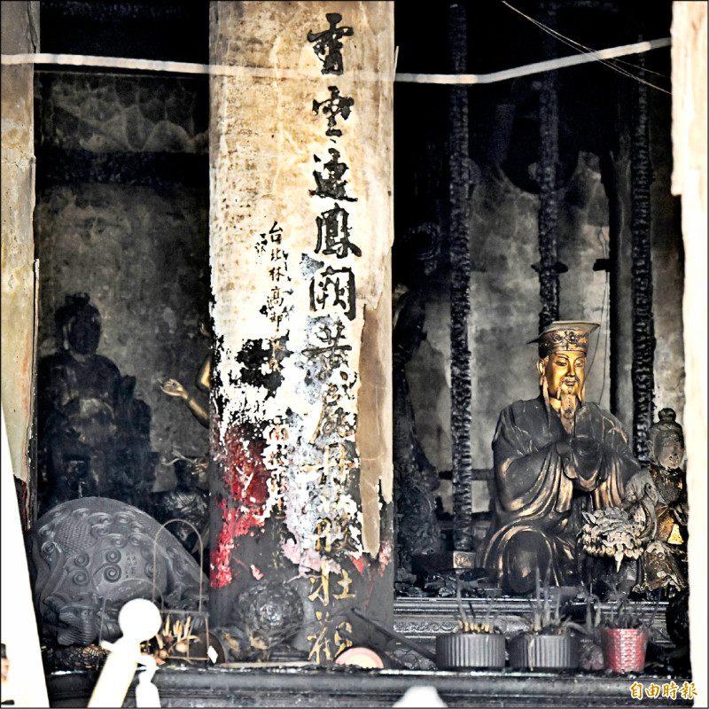 指南宮大火燒毀凌霄寶殿一樓,神像也遇火劫。(記者陳逸寬攝) 指南宮大火燒毀凌霄寶殿一樓,神像也遇火劫。(記者陳逸寬攝)