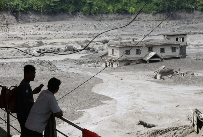 山洪造成已知至少17人死亡，另近400人下落不明。（歐新社）