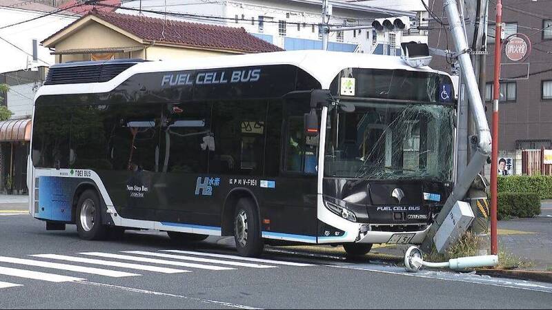 東京公車失控撞斷路桿害2乘客送醫 司機坦認「分心驅蚊釀禍」