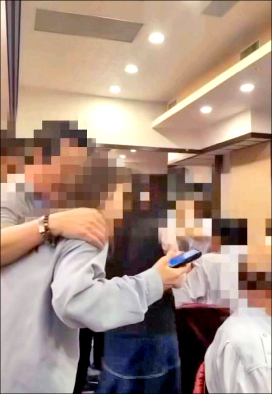 乘機摸黃世杰團隊女性3次 八德仕紳起訴