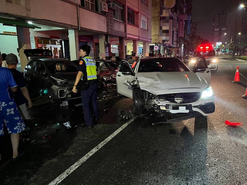 閃腳踏車大媽 賓士高雄前鎮連撞路旁4車