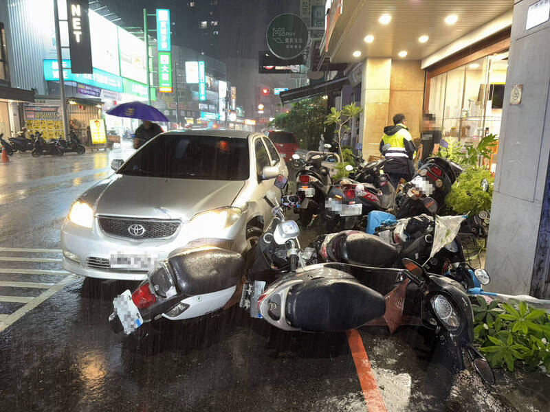 吸喪屍煙彈+安非他命上路 台中男「不知開到哪」失控撞9車