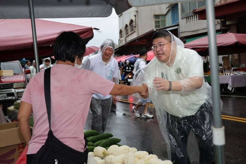 中元節冒雨掃街 蔡易餘、王如經前進朴子市場拜票