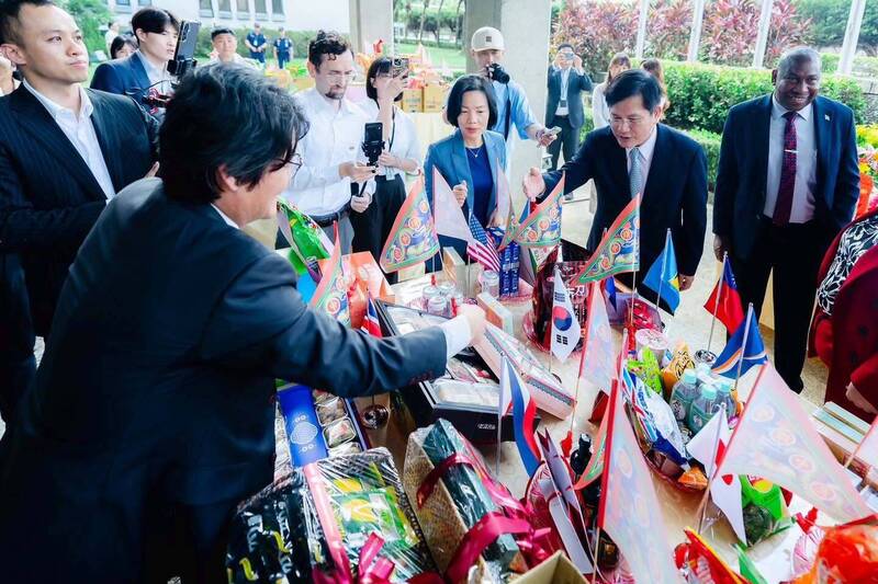 AIT帶啤酒、加拿大帶楓糖! 外交部中元普度回送「超大綠色乖乖」