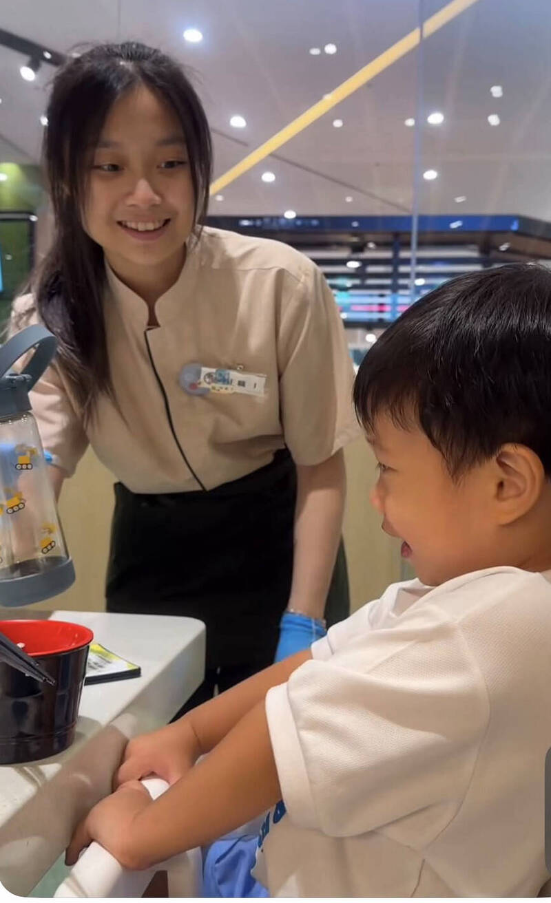 台中壽司店正妹店員耐心寵童 4萬網友讚爆:求老闆加薪