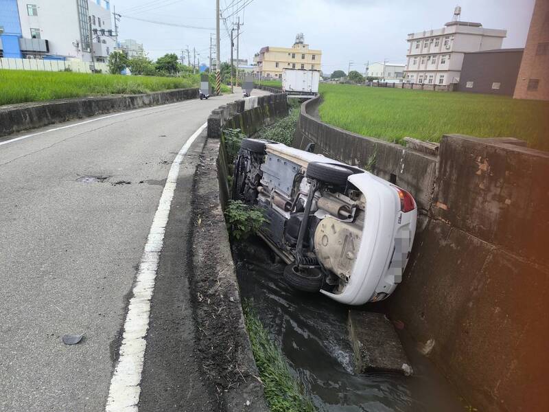 台中轎車「騎上橋墩」側翻栽水溝 網看傻:到底怎麼開的?
