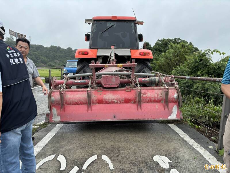 騎車賞景險象環生!外埔忘憂谷車友、農友「狹路相逢」 堤頂道將拓寬