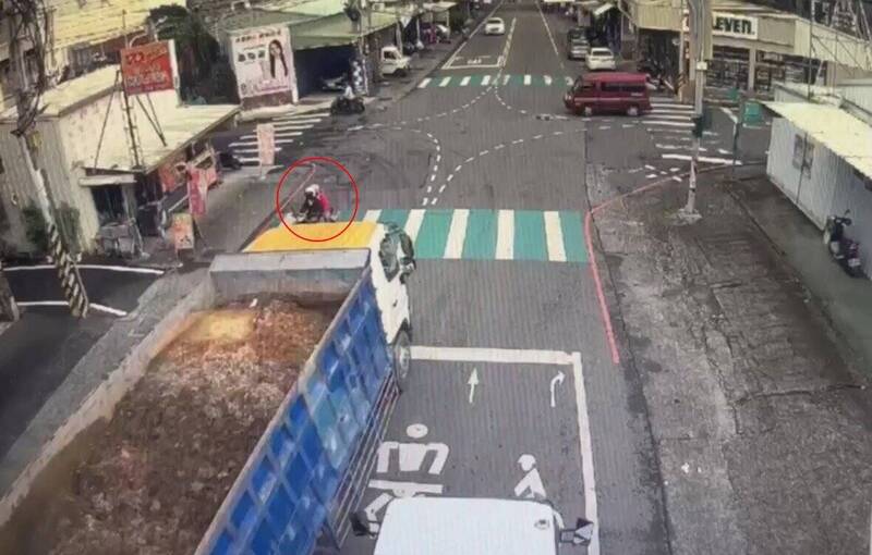 中元節驚魂!田中大貨車逆向闖紅燈 削掉廂型車頭、騎車3人險被「收」