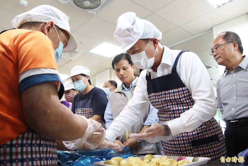 嘉義縣府行銷身障機構秋節產品 邀民眾以行動支持公益