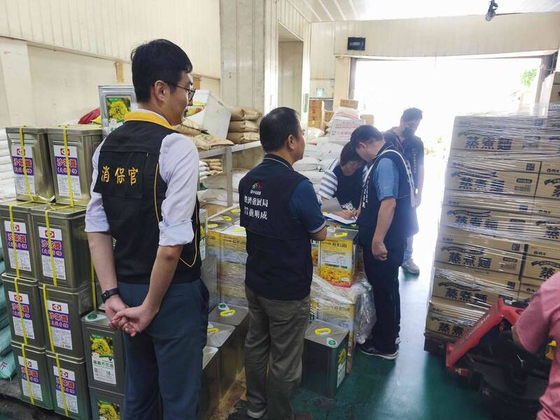 全台食用油缺4200噸 台中急查8大經銷商防囤貨