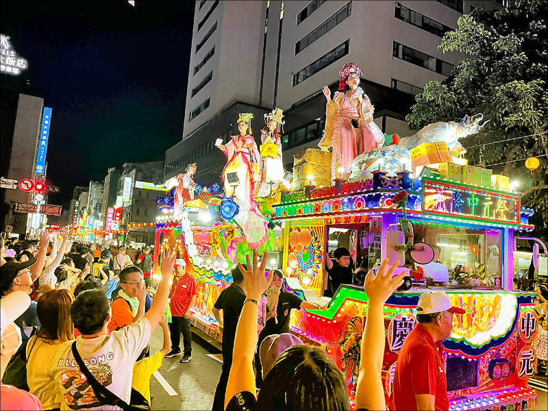 基隆放水燈遊行 火舞、花車點亮街頭