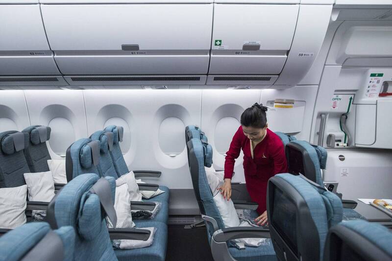 飛機座椅有多髒?空服員曝尿布、嘔吐物都碰過 短褲短裙小心了