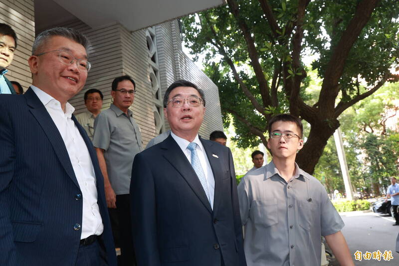 韓國瑜轟不副署武器化 行政院秀副署法案數據打臉