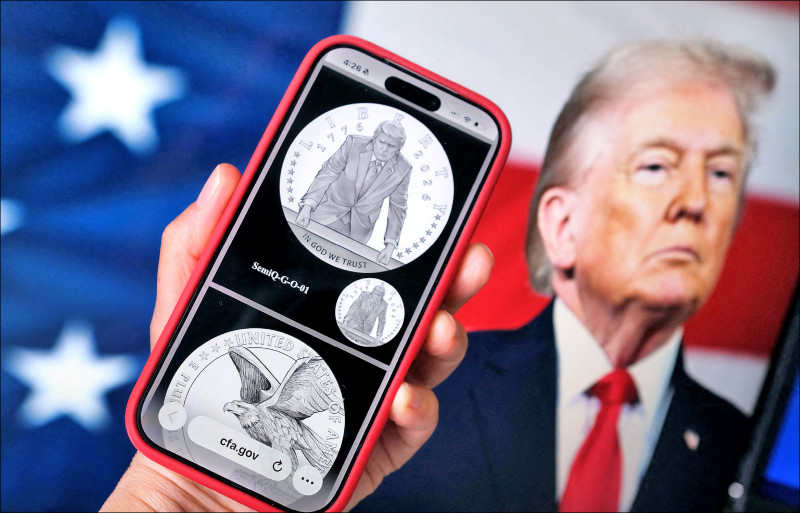 中英對照讀新聞》Trump Gold Coin Moves Forward 川普紀念金幣得以推進