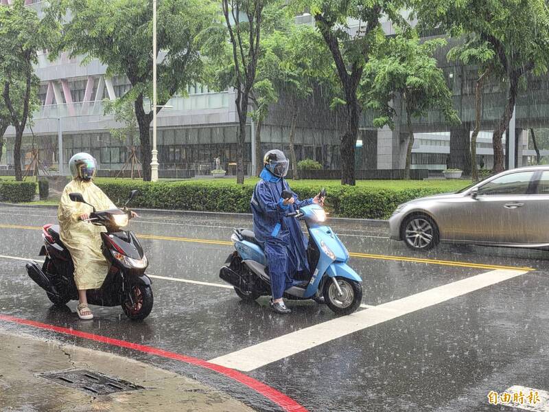 高市大雨滂沱 3區淹水警戒