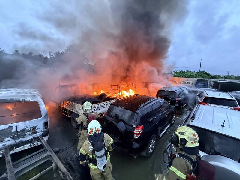 歸仁區一處廢棄汽機車暫置場發生火警，消防隊動員灌救。（民眾提供）