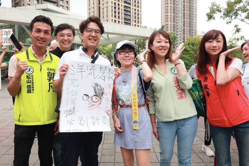 沈伯洋象山公園掃街 支持者自製小物人氣夯