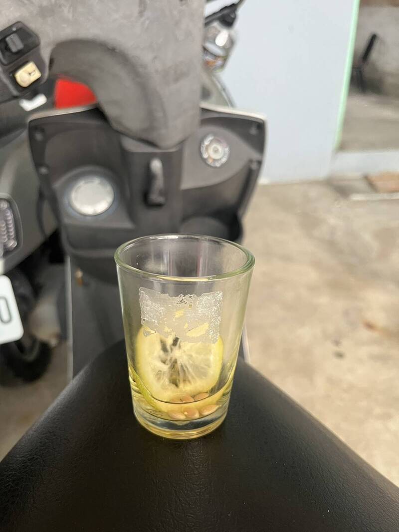 高雄婦酒駕遭攔查 摸男警大腿喊愛你