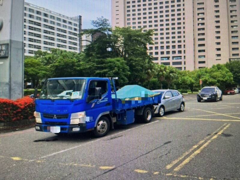 小發財換檔落漆! 倒退嚕撞後車意外曝光酒駕
