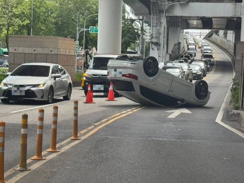 6旬男駕車碰撞道路設施失控翻車 一度造成交通堵塞