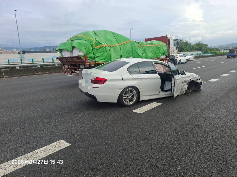 BMW國3自撞後飄回車道、車門突開 疑底盤三角架斷裂惹禍