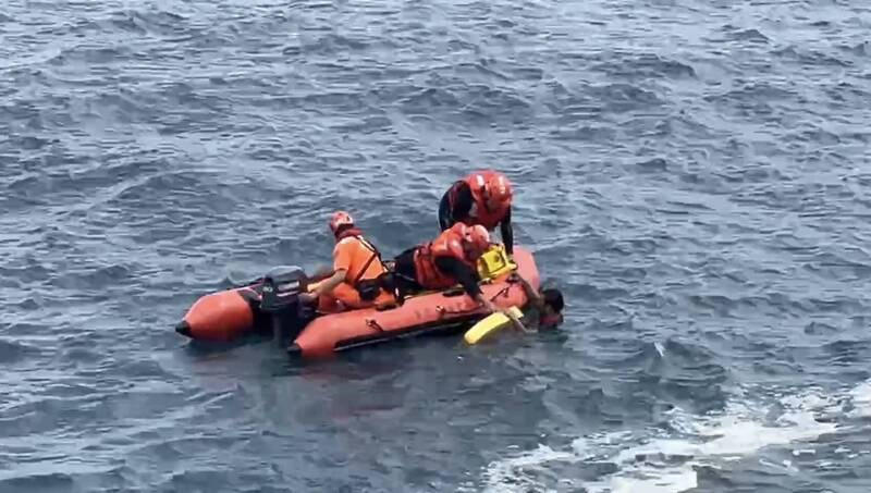 撿手機失足落海! 泰籍釣客望幽谷受困長浪獲救
