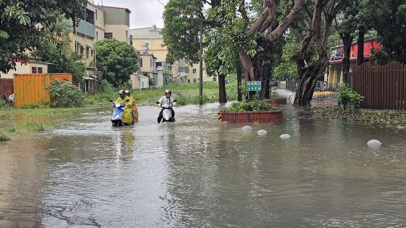 高雄大雨淹水 昭明國小緊急取消返校日