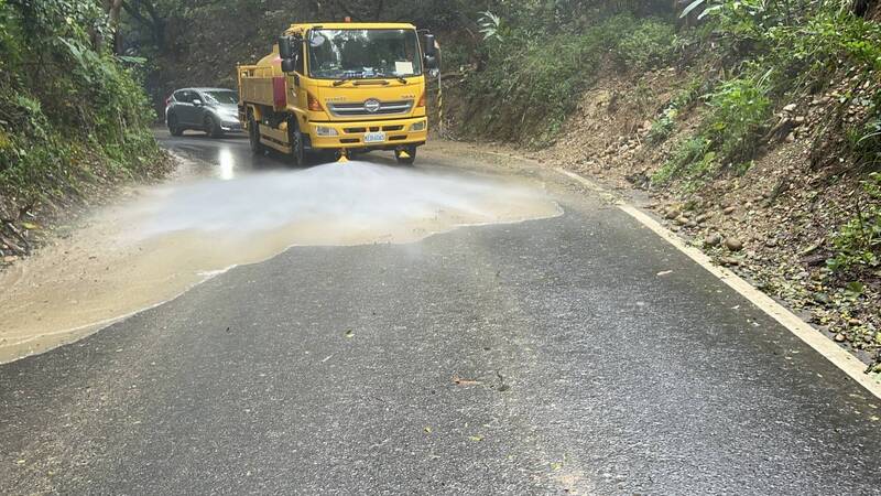 高雄仁武大雨釀泥流 路面濕滑緊急清理