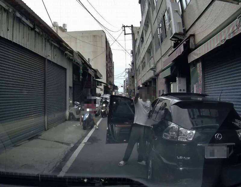 車子擋路被叭竟掏槍嗆聲 囂張男下場慘了