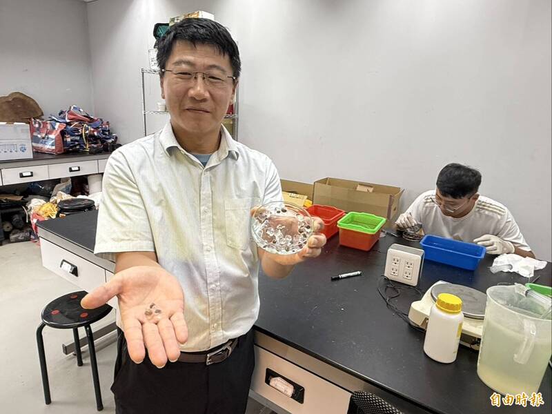 搶救花蓮馬太鞍溪上游裸露禿山 宜蘭大學空投「發芽珍珠」現生機