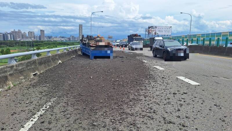 新竹台68小貨車翻覆!車上柏油石塊掉滿地2男輕傷送醫