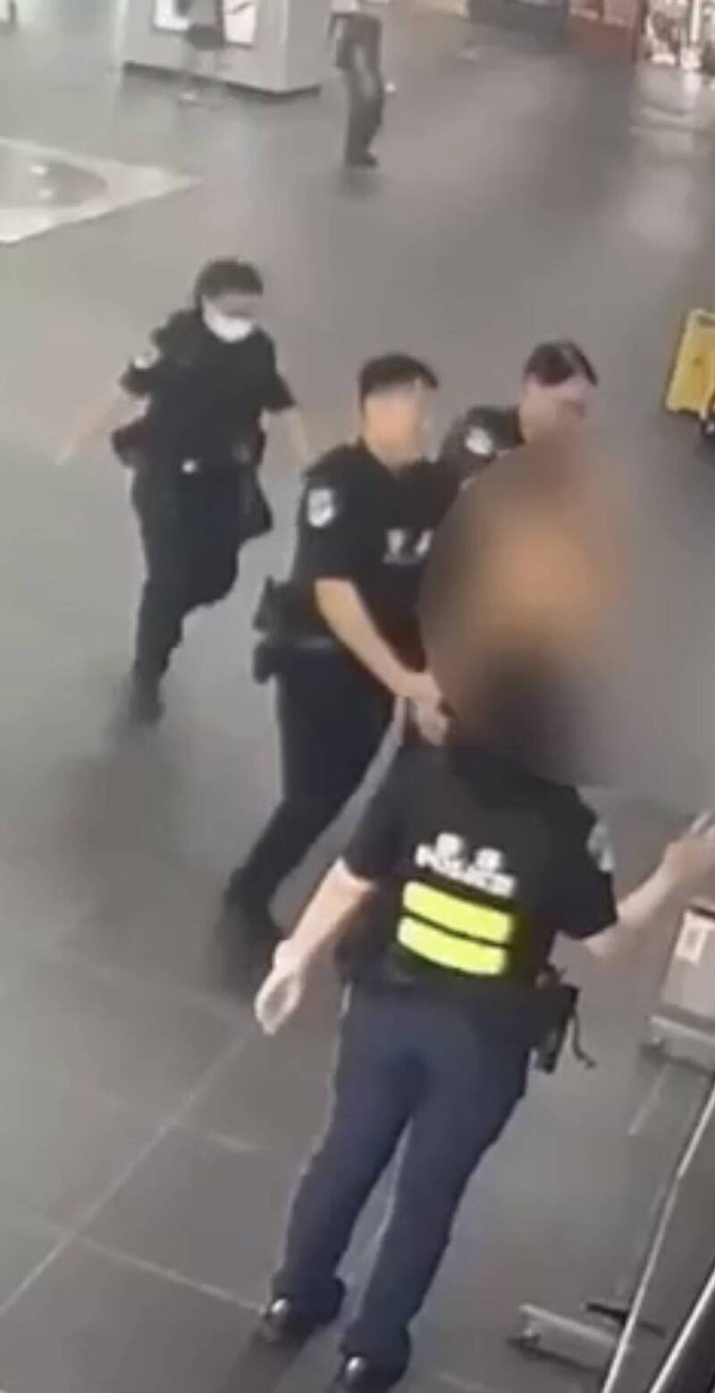 菲男北車上午打赤膊被逮 下午索性脫光遛鳥警壓制送醫