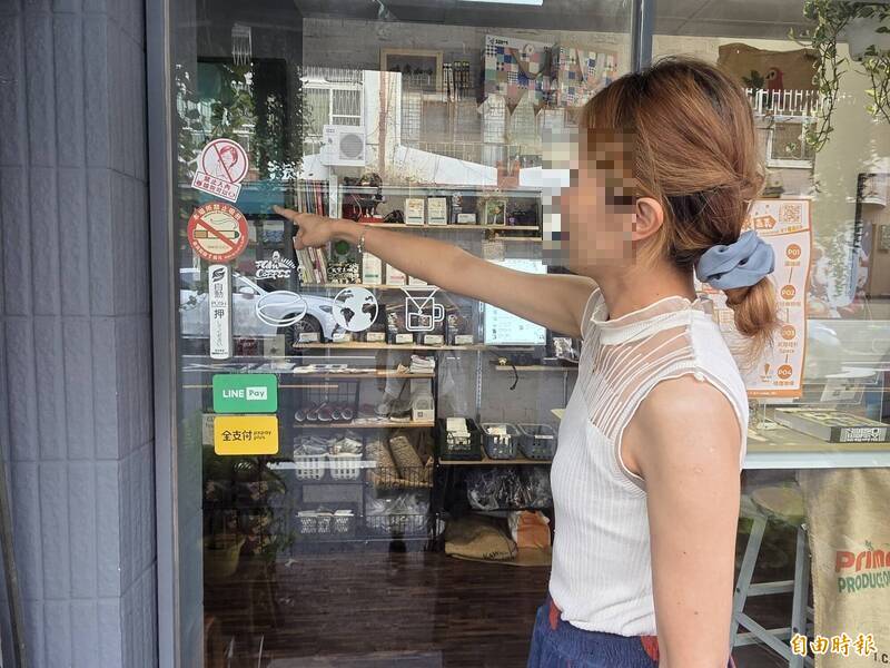 門口霸氣貼「禁止翁曉玲入內,狗貓可以」!嘉義咖啡店發聲了