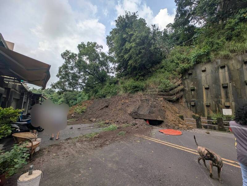 高雄小港松富路擋土牆崩落 7戶24人緊急撤離
