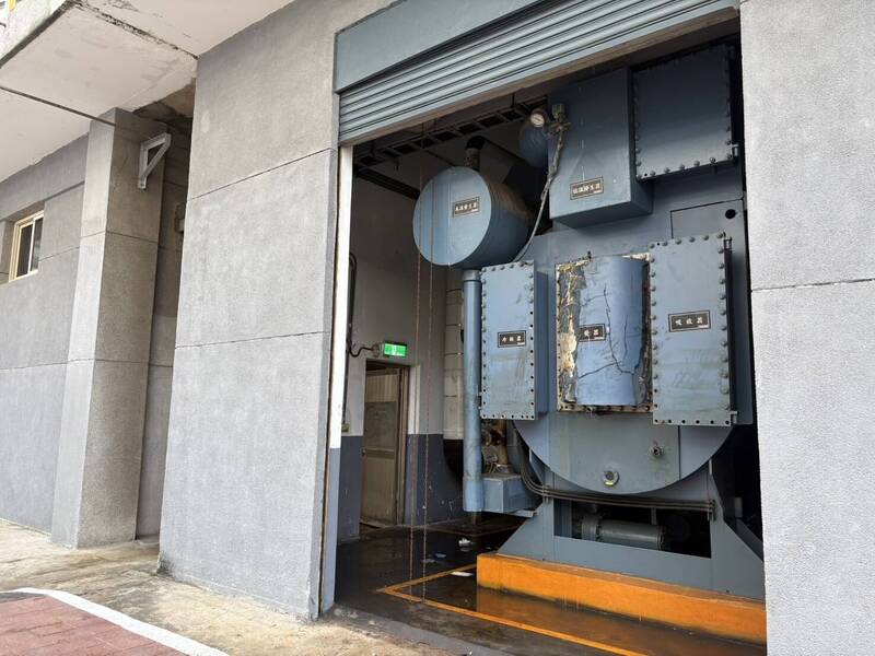林口南亞塑膠驚傳工安意外 外包工人排除故障鐵捲門觸電不治