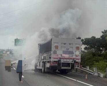 疑精神不濟!大貨車國1仁德段追撞小貨車 引發火燒車2人送醫