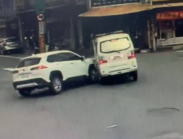 遭休旅車撞上 彰化民間救護車險衝入民宅