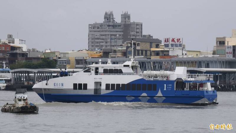 小琉球客輪「藍白1號」東港溪口擱淺 週末視海象鹽埔港登船